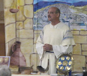 rabbi teaching christians about seder dinner and the jewish religion